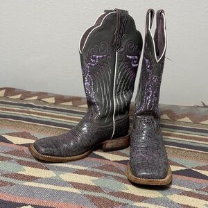Elegant Women's Ariat Cowboy Boots